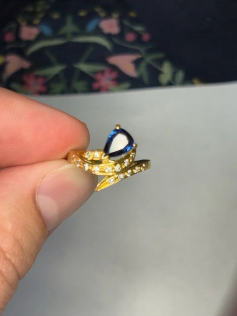 18k Gold Ring with Pear-Cut Blue Sapphire and Diamonds 4800$